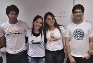 Alumnos con la camiseta puesta
