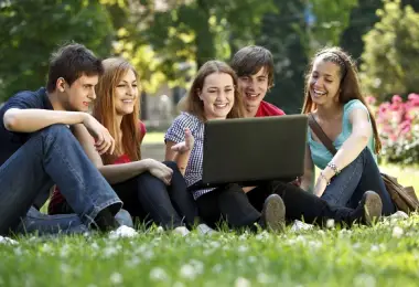 Inserción laboral y universitaria en jóvenes