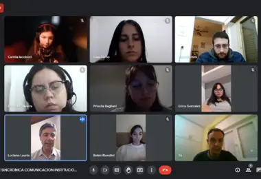 Luciano Lauria en clase de Comunicación Institucional